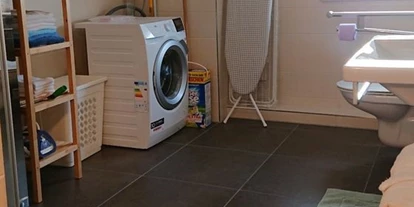 Rollstuhlgerechte Unterkunft - Pastetten - Badezimmer mit Waschmaschine - Ferienwohnung Werner Bad Aibling