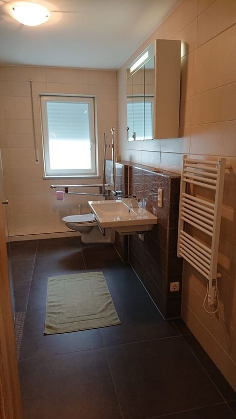 Rollstuhl-Urlaub: Waschbecken - Ferienwohnung Werner Bad Aibling