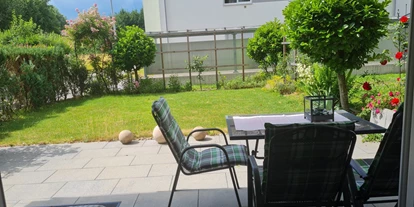Rollstuhlgerechte Unterkunft - Pastetten - überdachte Terasse und Garten Süd-Ost - Ferienwohnung Werner Bad Aibling