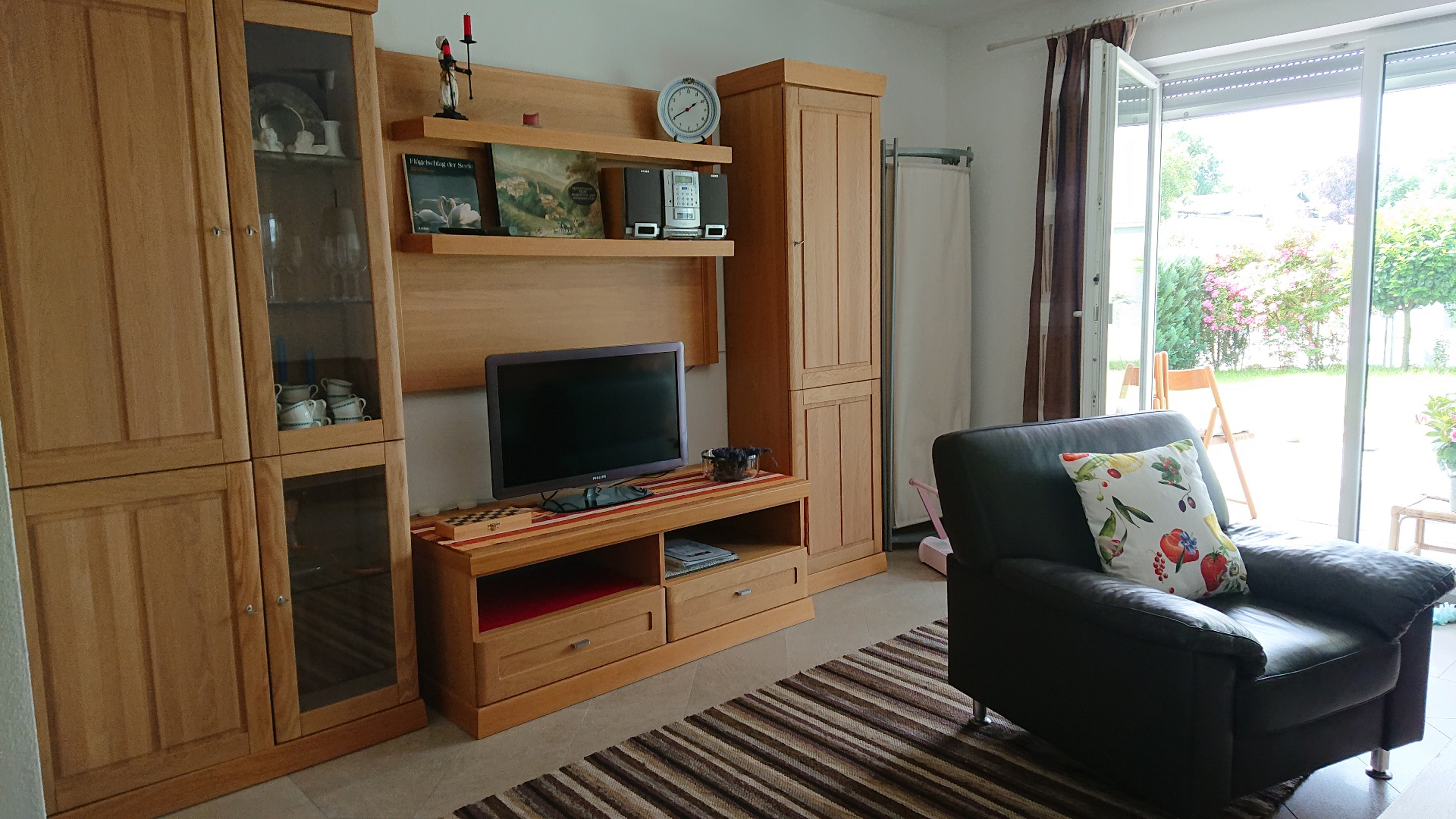 Rollstuhl-Urlaub: Wohnraum TV - Ferienwohnung Werner Bad Aibling