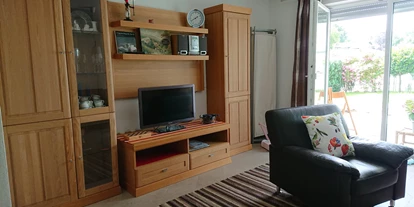 Rollstuhlgerechte Unterkunft - Pastetten - Wohnraum TV - Ferienwohnung Werner Bad Aibling