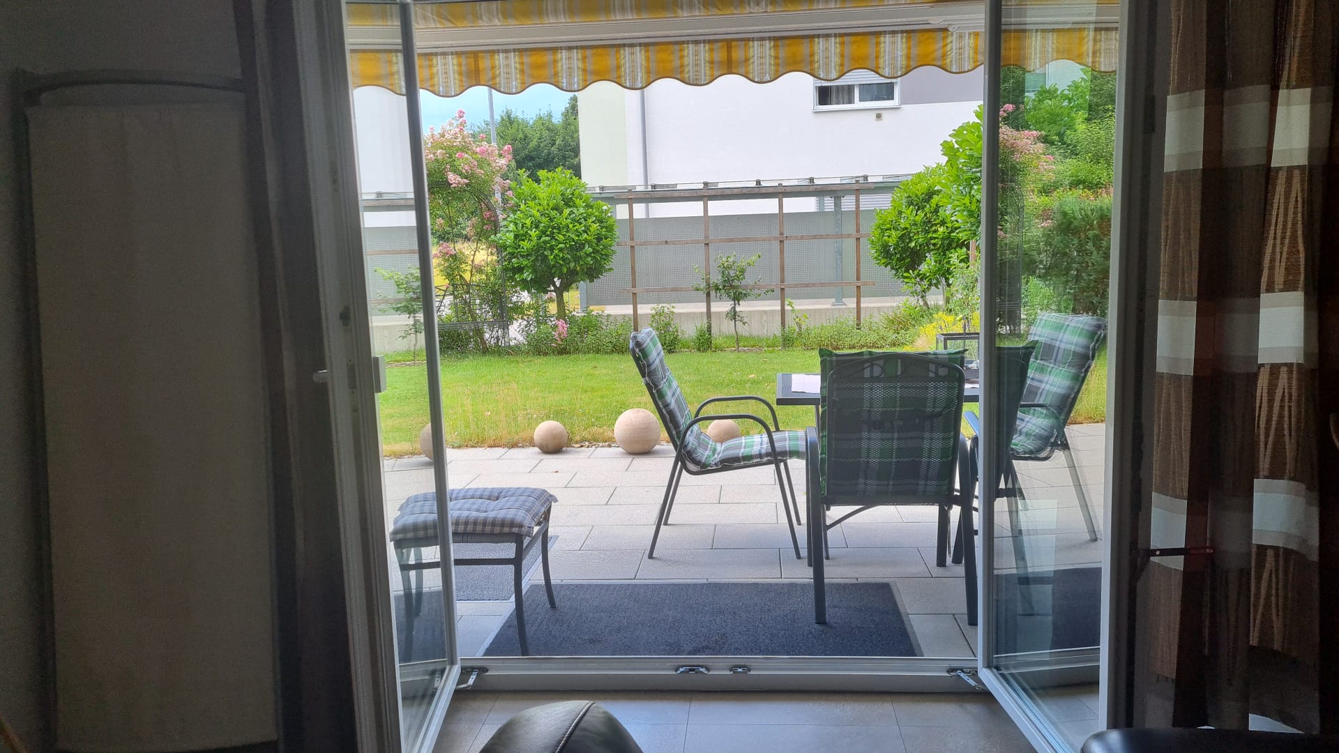 Rollstuhl-Urlaub: Terasse  großenteils überdacht - Ferienwohnung Werner Bad Aibling