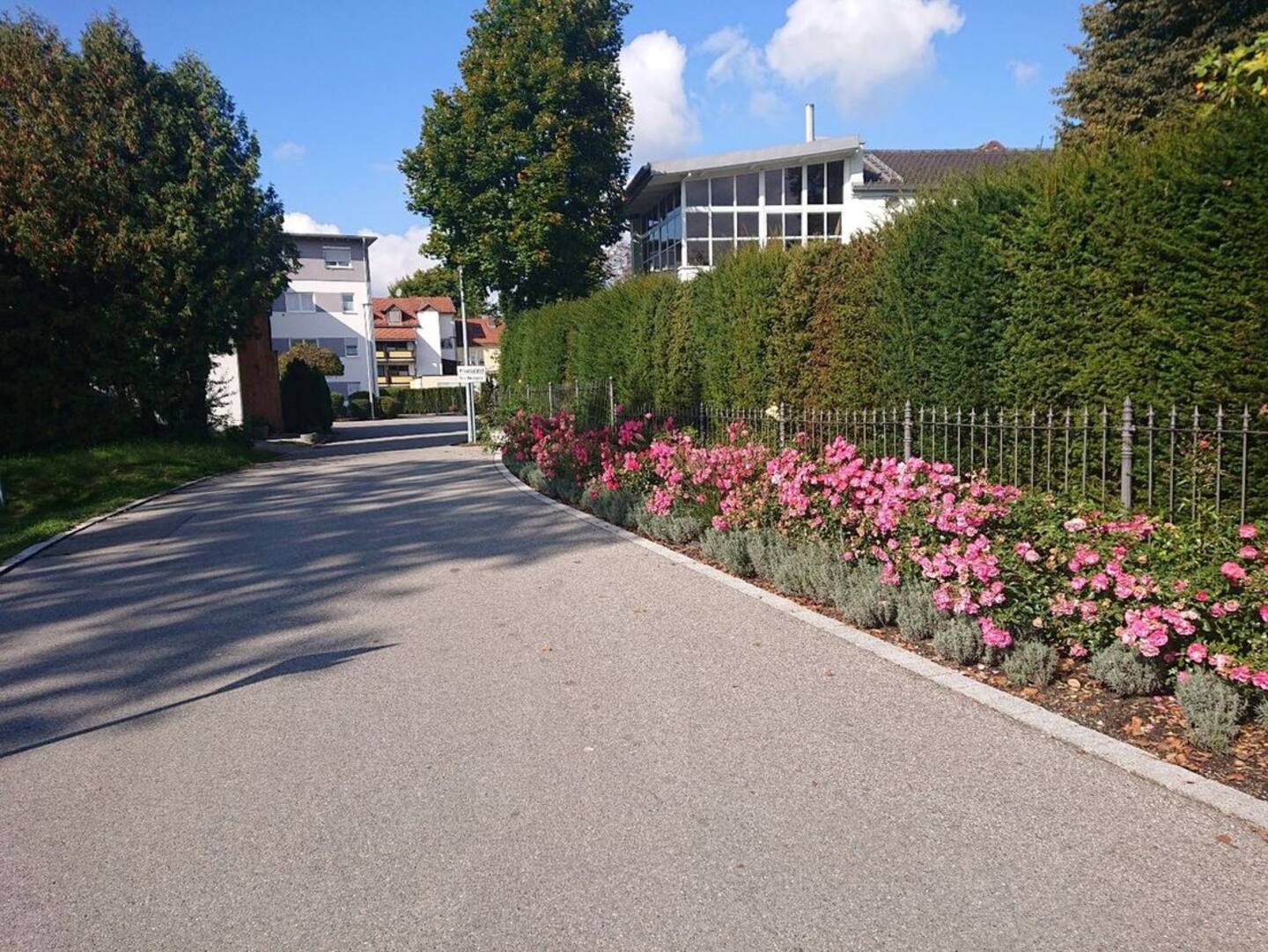 Rollstuhl-Urlaub: Weg zum Gebäude - Ferienwohnung Werner Bad Aibling