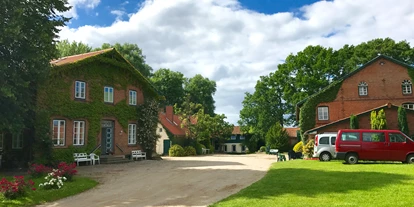 Rollstuhlgerechte Unterkunft - Unterkunftsart: Ferienhaus - Die Einfahrt auf den Ferienhof 
 - Ferienhof Wisch