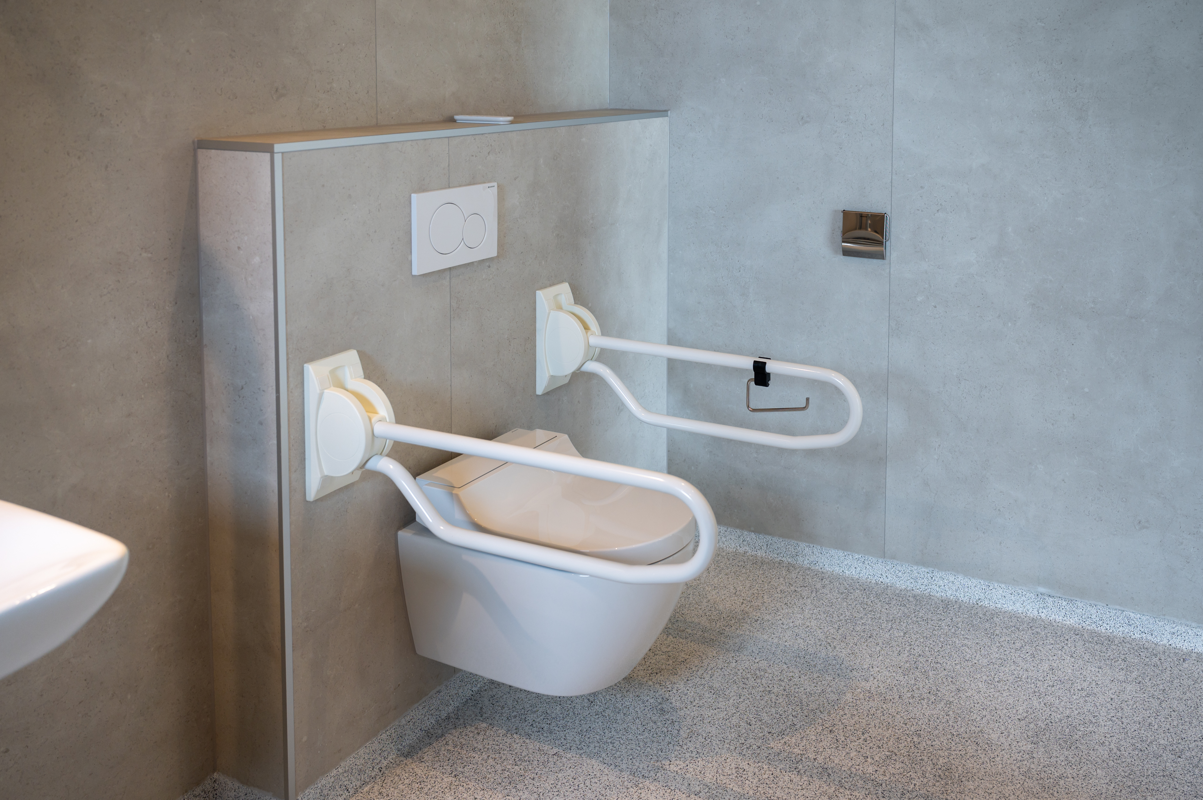 Rollstuhl-Urlaub: Toilette mit Haltegriffen - Landgoed Oud Bommenede