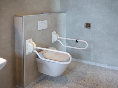 Rollstuhlgerechte Unterkunft - Unterkunftsart: Ferienhaus - Toilette mit Haltegriffen - Landgoed Oud Bommenede