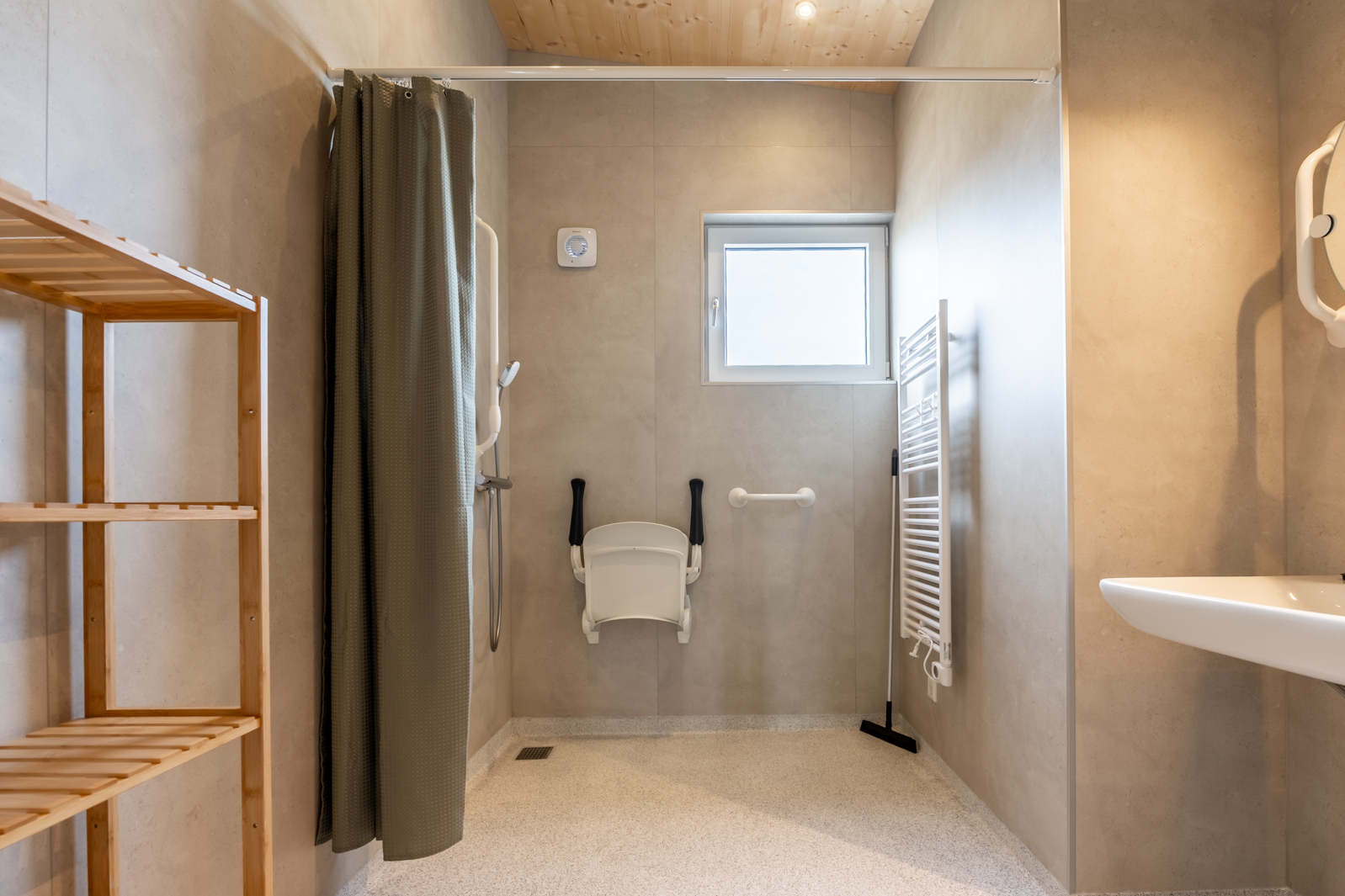 Rollstuhl-Urlaub: En-suite behindertengerechtes Badezimmer - Landgoed Oud Bommenede