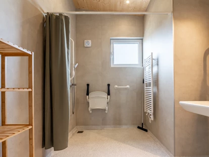 Rollstuhlgerechte Unterkunft - Unterkunftsart: Ferienhaus - En-suite behindertengerechtes Badezimmer - Landgoed Oud Bommenede