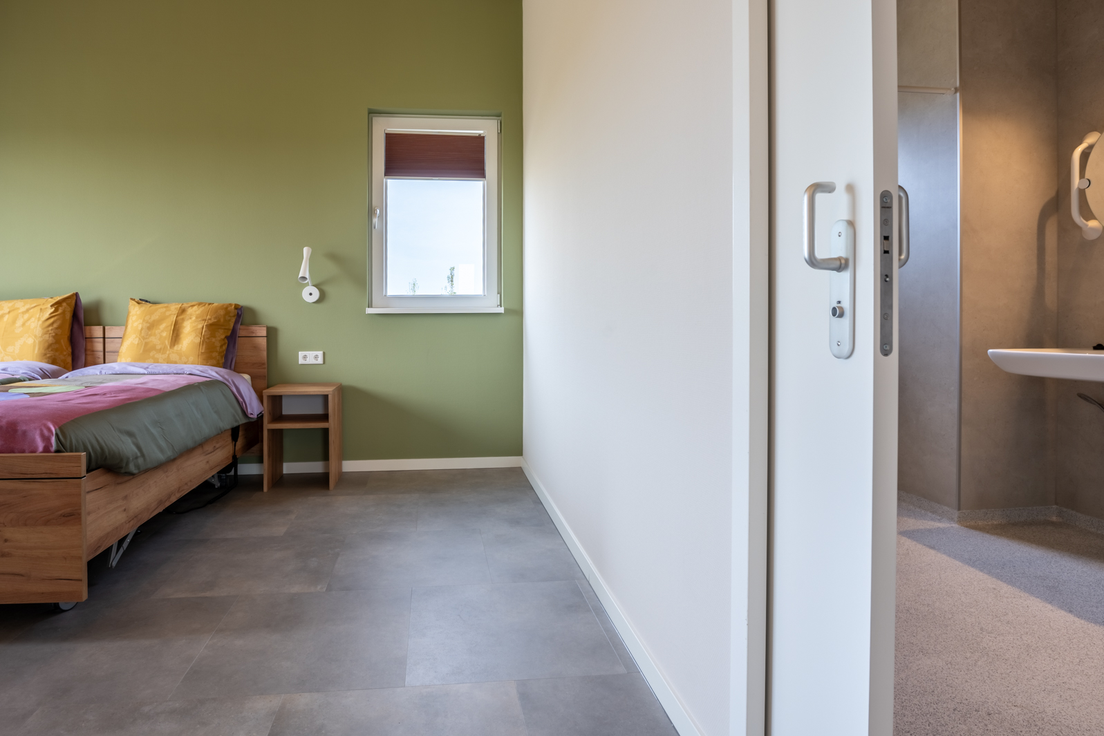 Rollstuhl-Urlaub: Schlafzimmer mit Schiebetür zum Badezimmer - Landgoed Oud Bommenede
