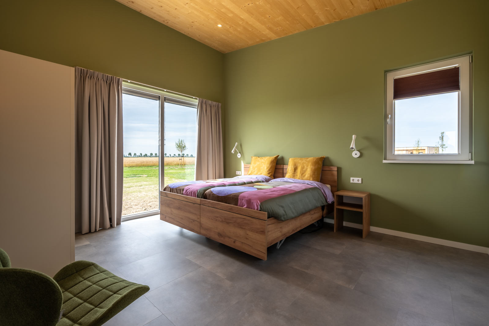 Rollstuhl-Urlaub: Schlafzimmer mit höhenverstellbarem Bett - Landgoed Oud Bommenede