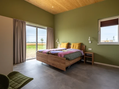 Rollstuhlgerechte Unterkunft - Unterkunftsart: Ferienhaus - Schlafzimmer mit höhenverstellbarem Bett - Landgoed Oud Bommenede