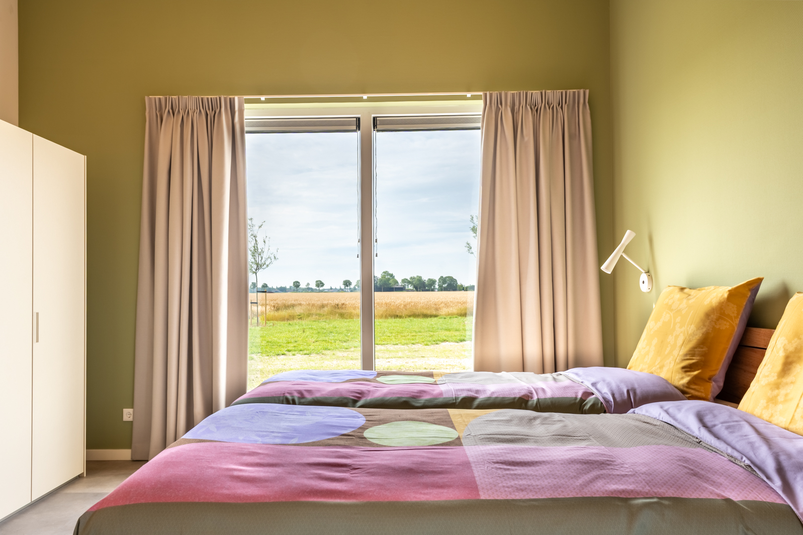 Rollstuhl-Urlaub: Schlafzimmer mit höhenverstellbarem Bett - Landgoed Oud Bommenede