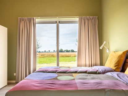 Rollstuhlgerechte Unterkunft - Unterkunftsart: Ferienhaus - Schlafzimmer mit höhenverstellbarem Bett - Landgoed Oud Bommenede