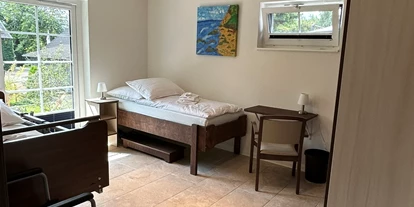 Rollstuhlgerechte Unterkunft - Unterkunftsart: Ferienhaus - Zimmer Zweibettbelegung inkl. Pflegebett - Stiftung Friedrich Wilhelm und Monika Kertz - Haus 2
