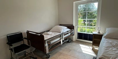 Rollstuhlgerechte Unterkunft - Unterkunftsart: Ferienhaus - Zimmer Zweibettbelegung mit Pflegebett - Stiftung Friedrich Wilhelm und Monika Kertz - Haus 2
