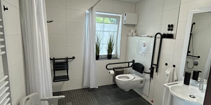 Rollstuhlgerechte Unterkunft - Unterkunftsart: Ferienhaus - kleines Duschbad - Stiftung Friedrich Wilhelm und Monika Kertz - Haus 2