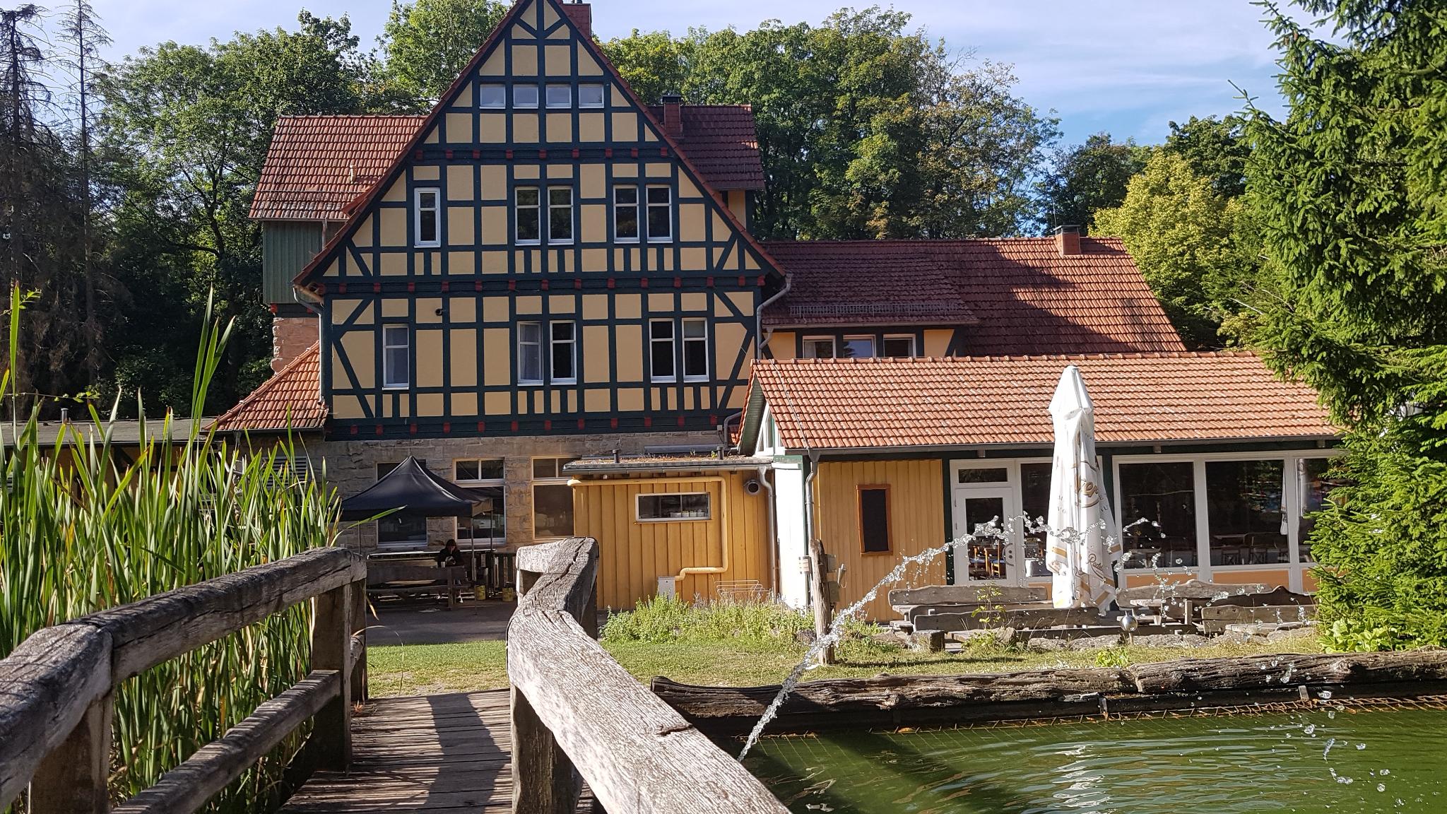 Rollstuhlgerechte Unterkunft - Pflegebett - Heyerode - Hauptgebäude mit Terasse - Landgasthof Hainich