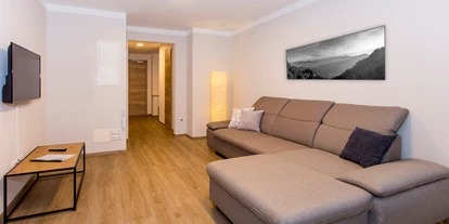 Rollstuhlgerechte Unterkunft - Oberbayern - Wohnzimmer Richtung Eingangstüre, Bad & Schlafzimmer - Ferienwohnungen Alpenflair - barrierefrei urlauben