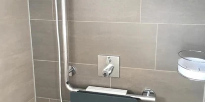 Rollstuhlgerechte Unterkunft - Oberbayern - befahrbare Dusche mit Duschsitz zum einhängen - optional  - Ferienwohnungen Alpenflair - barrierefrei urlauben