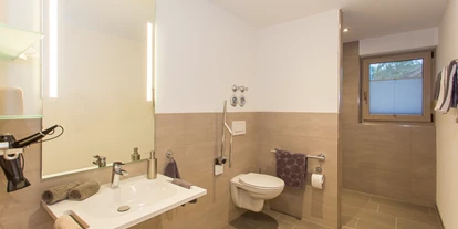 Rollstuhlgerechte Unterkunft - Oberbayern - Bad mit unterfahrbarem Waschbecken und Toilette  - Ferienwohnungen Alpenflair - barrierefrei urlauben