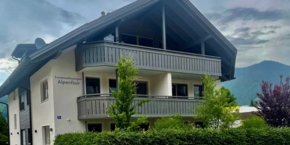Rollstuhlgerechte Unterkunft - Oberbayern - Hausansicht  - Ferienwohnungen Alpenflair - barrierefrei urlauben