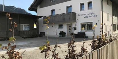 Rollstuhlgerechte Unterkunft - Oberbayern - Hausansicht - Eingangsbereich & Parkplätze  - Ferienwohnungen Alpenflair - barrierefrei urlauben