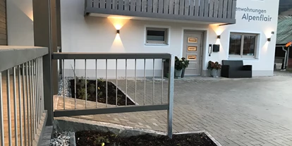 Rollstuhlgerechte Unterkunft - Oberbayern - Hausansicht Eingangsbereich  - Ferienwohnungen Alpenflair - barrierefrei urlauben