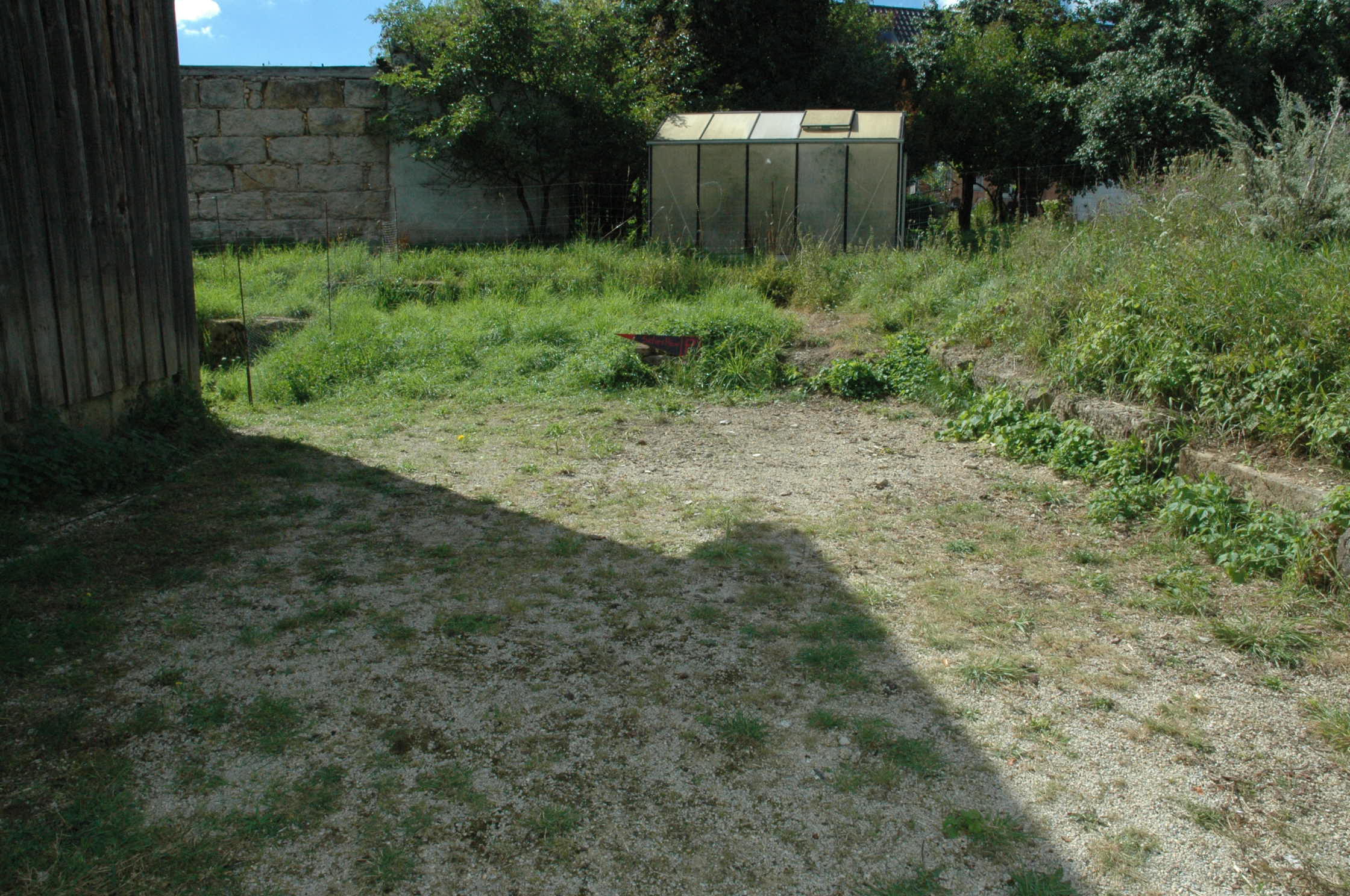 Rollstuhl-Urlaub: Parkplatz (5 m breit) mit direktem Zugang zur Unterkunft. - Sophies Haus