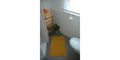 Rollstuhlgerechte Unterkunft - Unterkunftsart: Ferienhaus - Bad OG - Sophies Haus