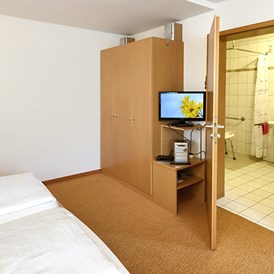 Rollstuhl-Urlaub: Barrierefreies Doppelzimmer mit Sitzecke - Apartmenthaus Bad Bellingen