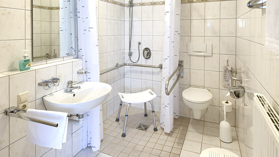 Rollstuhlgerechte Unterkunft - Pflegebett - Baden-Württemberg - Barrierefreies Badezimmer für einen Urlaub mit Rollstuhl - Apartmenthaus Bad Bellingen
