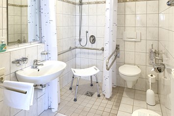 Rollstuhl-Urlaub: Barrierefreies Badezimmer für einen Urlaub mit Rollstuhl - Apartmenthaus Bad Bellingen