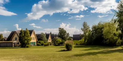Rollstuhlgerechte Unterkunft - Unterkunftsart: Ferienhaus - Rollstuhlgerechte 4-Haus-Anlage in Krienke - Reetdachhaus mit Schwimmteich in Krienke