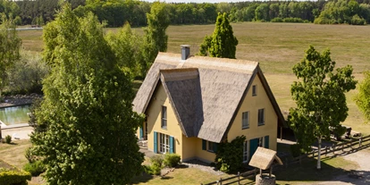 Rollstuhlgerechte Unterkunft - Unterkunftsart: Ferienhaus - Reetdachhaus Kranich in Krienke - Reetdachhaus mit Schwimmteich in Krienke