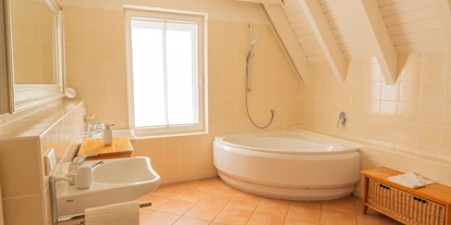 Rollstuhlgerechte Unterkunft - Unterkunftsart: Ferienhaus - Badezimmer 1. Obergeschoss - Reetdachhaus mit Schwimmteich in Krienke