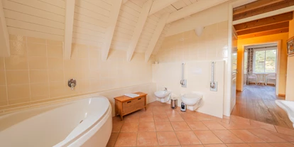 Rollstuhlgerechte Unterkunft - Unterkunftsart: Ferienhaus - Badezimmer 1. Obergeschoss - Reetdachhaus mit Schwimmteich in Krienke