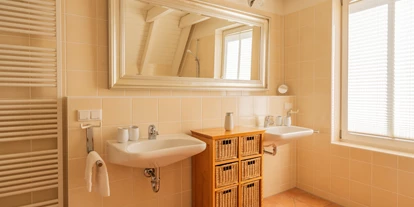 Rollstuhlgerechte Unterkunft - Unterkunftsart: Ferienhaus - Badezimmer 1. Obergeschoss - Reetdachhaus mit Schwimmteich in Krienke