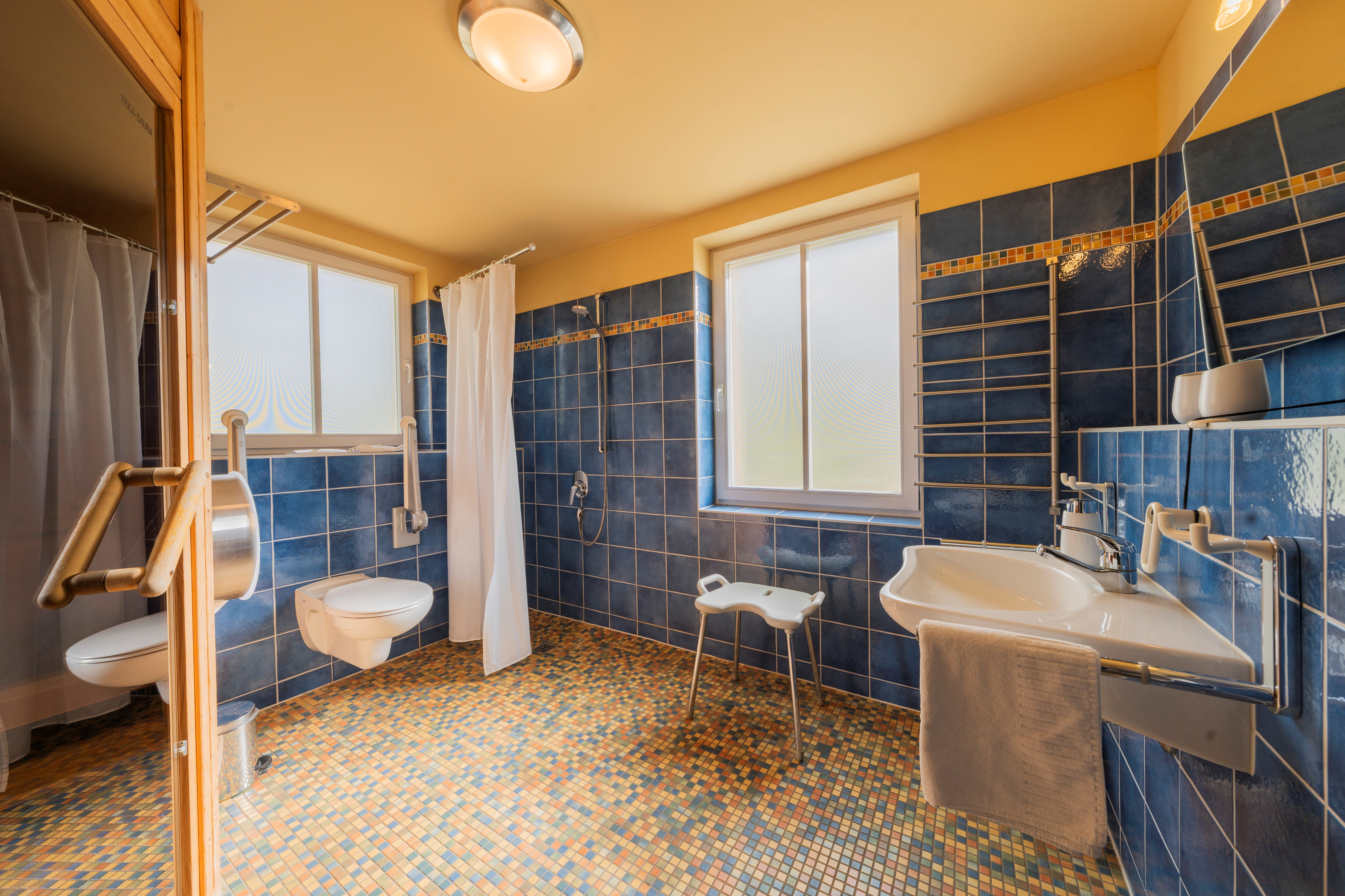 Rollstuhl-Urlaub: Badezimmer mit befahrbarer Dusche im Erdgeschoss (zus. Sauna, nicht befahrbar) - Reetdachhaus mit Schwimmteich in Krienke