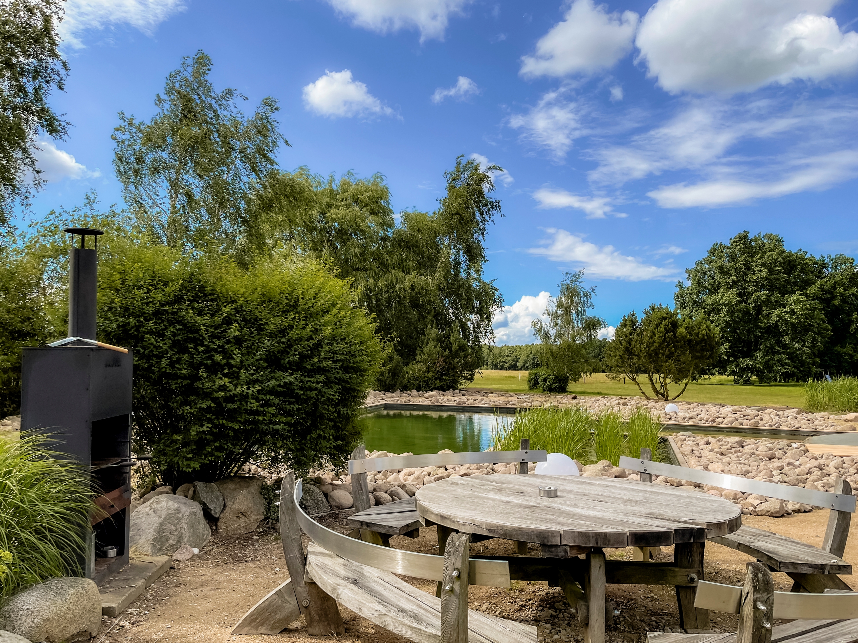 Rollstuhl-Urlaub: Gemeinschaftsgrillplatz - Reetdachhaus mit Schwimmteich in Krienke