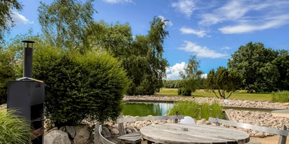 Rollstuhlgerechte Unterkunft - Unterkunftsart: Ferienhaus - Gemeinschaftsgrillplatz - Reetdachhaus mit Schwimmteich in Krienke