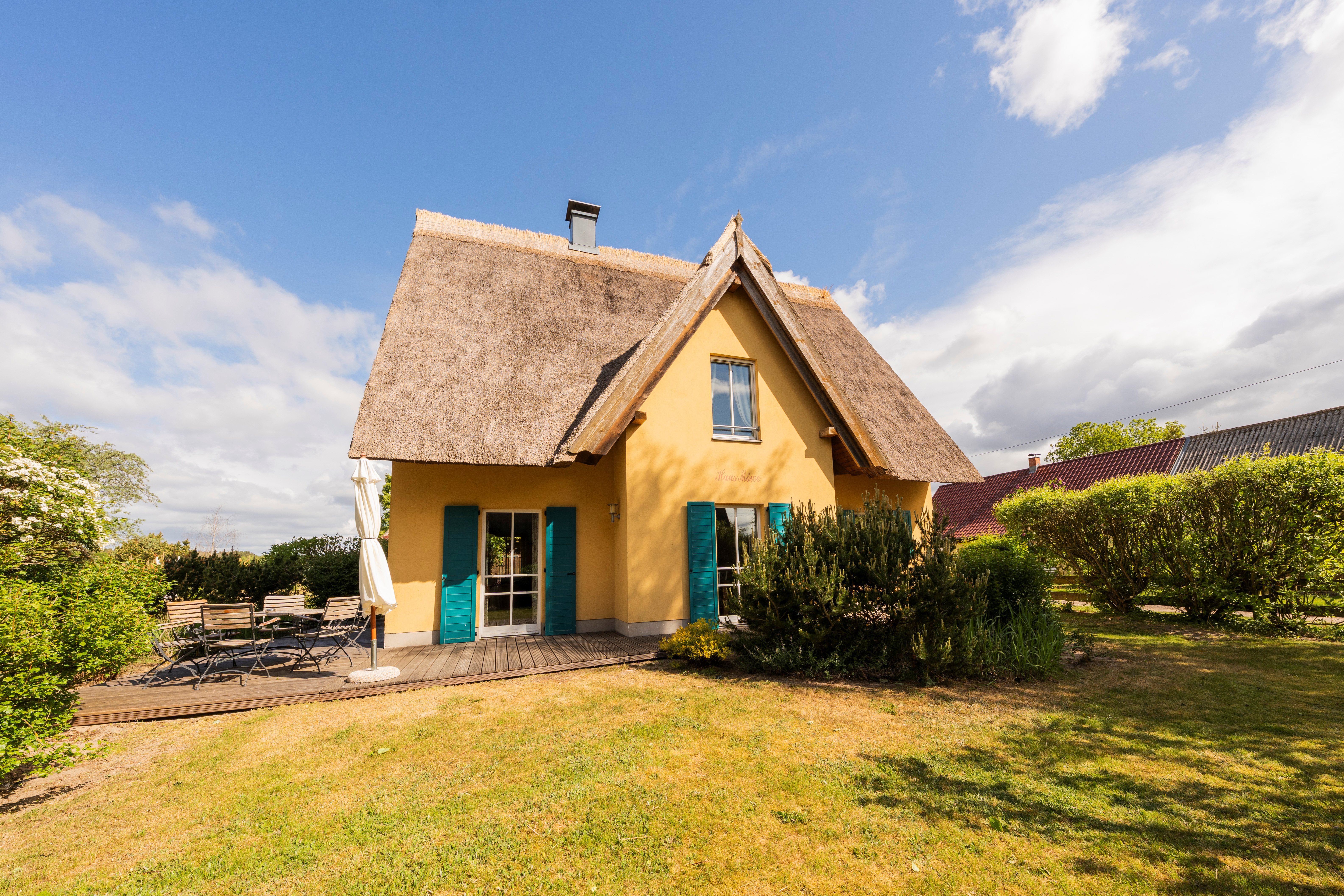 Rollstuhl-Urlaub: Reetdachhaus Möwe in Krienke - Reetdachhaus mit Schwimmteich in Krienke