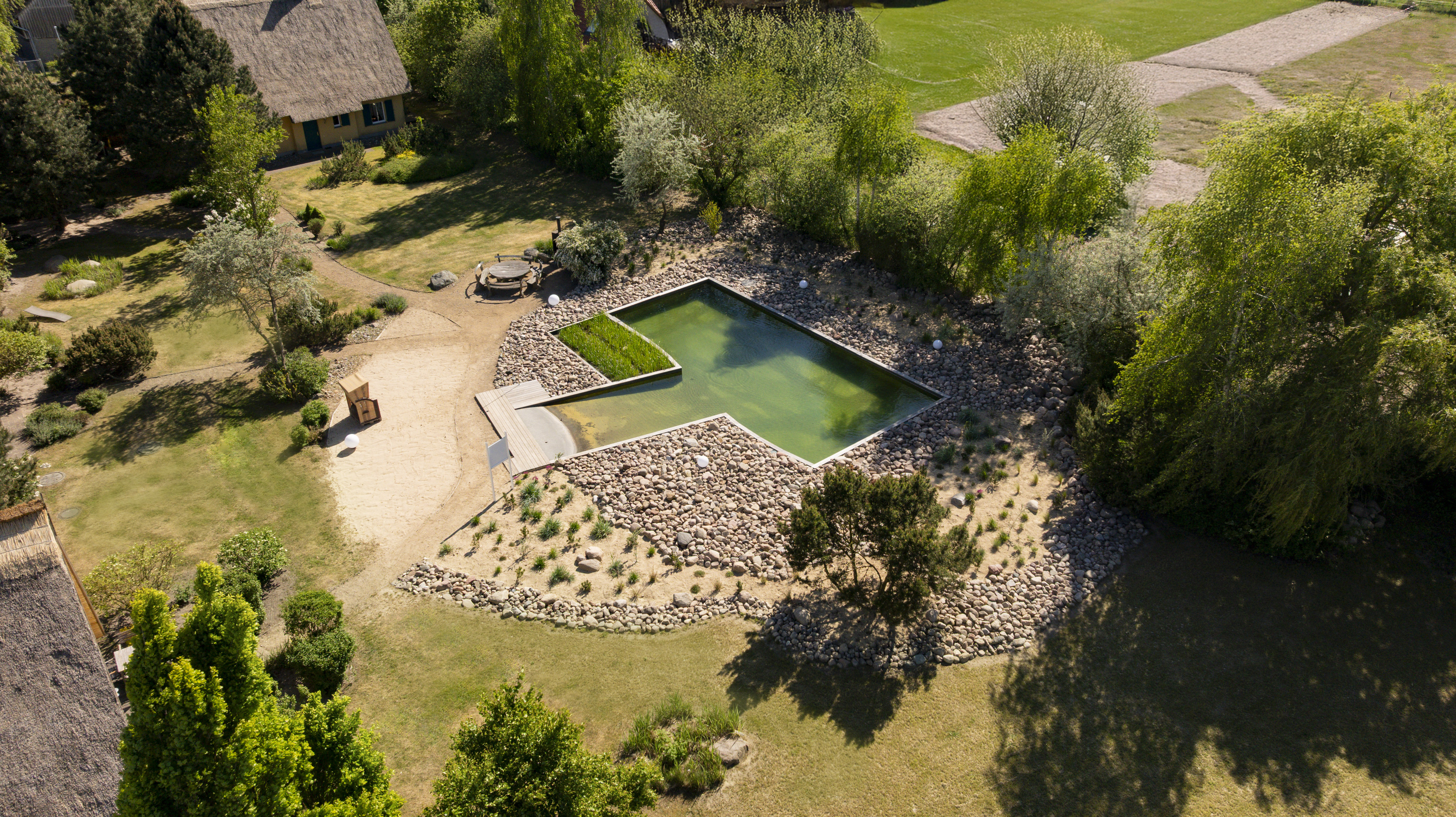 Rollstuhl-Urlaub: Reetdachhäuser in Krienke mit Schwimmteich - Reetdachhaus mit Schwimmteich in Krienke