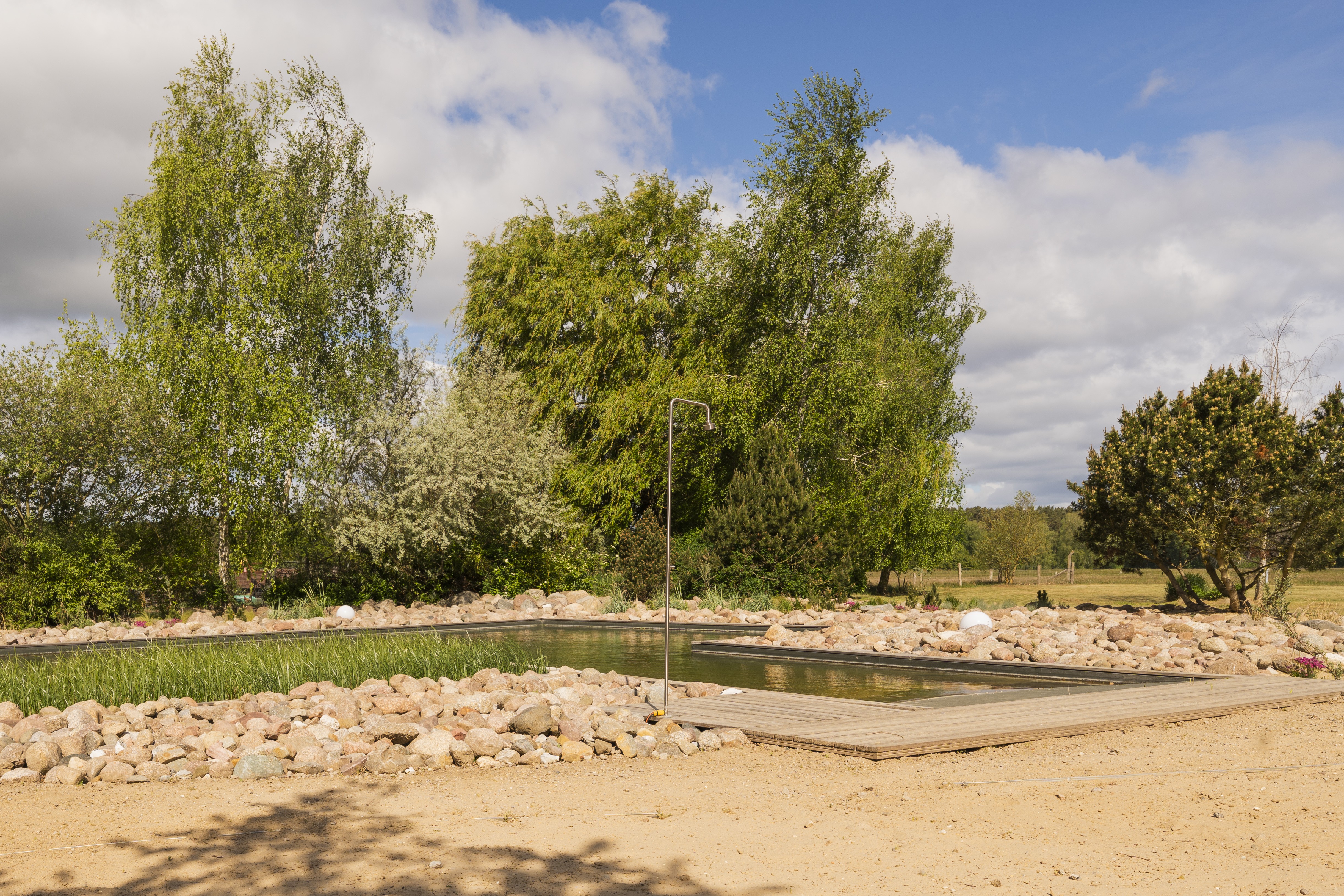 Rollstuhl-Urlaub: Natur-Schwimmteich – auch für Rollstuhlfahrer befahrbar - Reetdachhaus mit Schwimmteich in Krienke