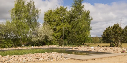 Rollstuhlgerechte Unterkunft - Unterkunftsart: Ferienhaus - Natur-Schwimmteich – auch für Rollstuhlfahrer befahrbar - Reetdachhaus mit Schwimmteich in Krienke