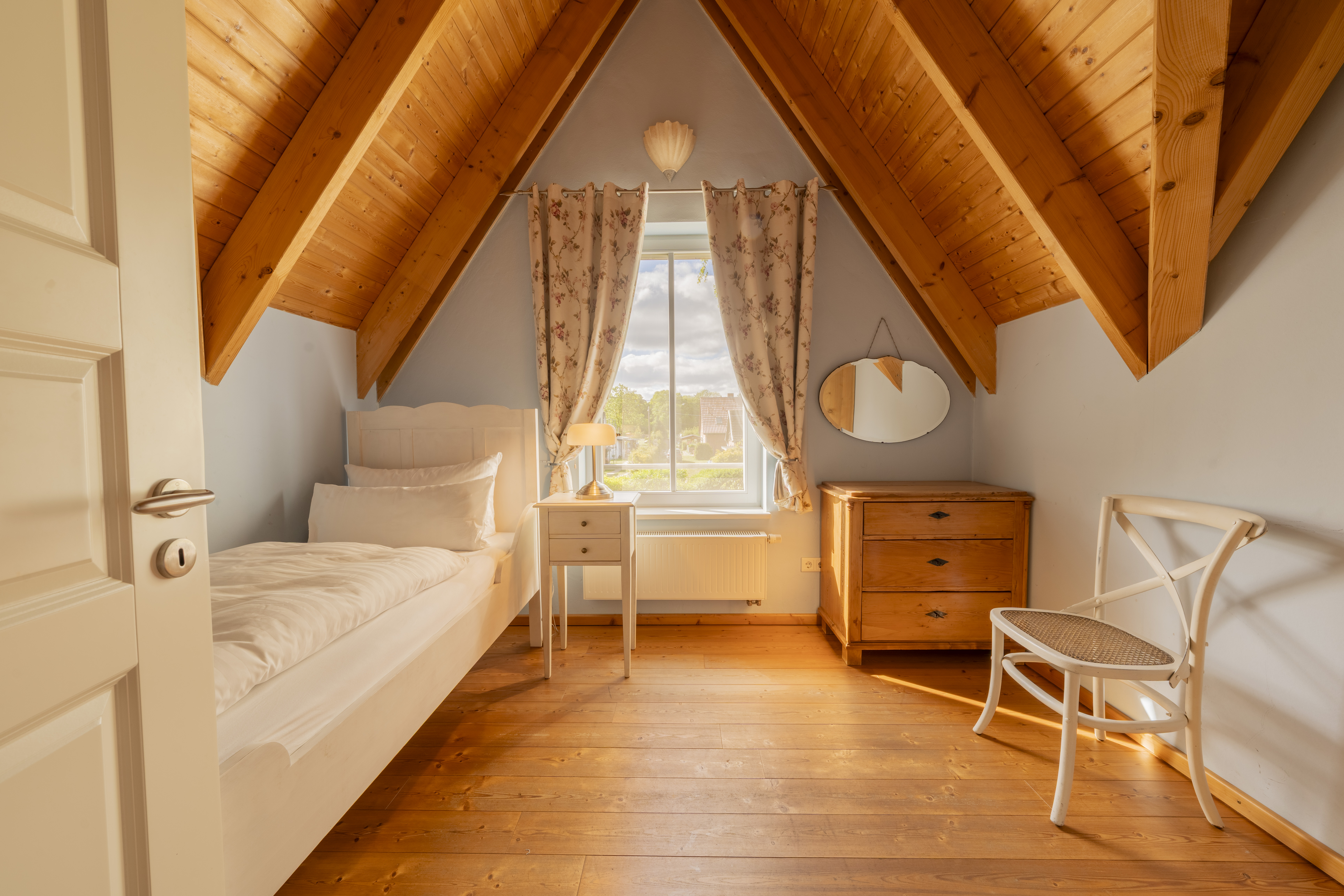 Rollstuhl-Urlaub: Schlafzimmer im Obergeschoss - Reetdachhaus mit Schwimmteich in Krienke