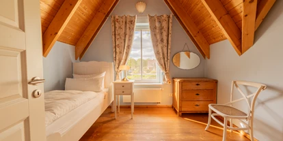 Rollstuhlgerechte Unterkunft - Unterkunftsart: Ferienhaus - Schlafzimmer im Obergeschoss - Reetdachhaus mit Schwimmteich in Krienke