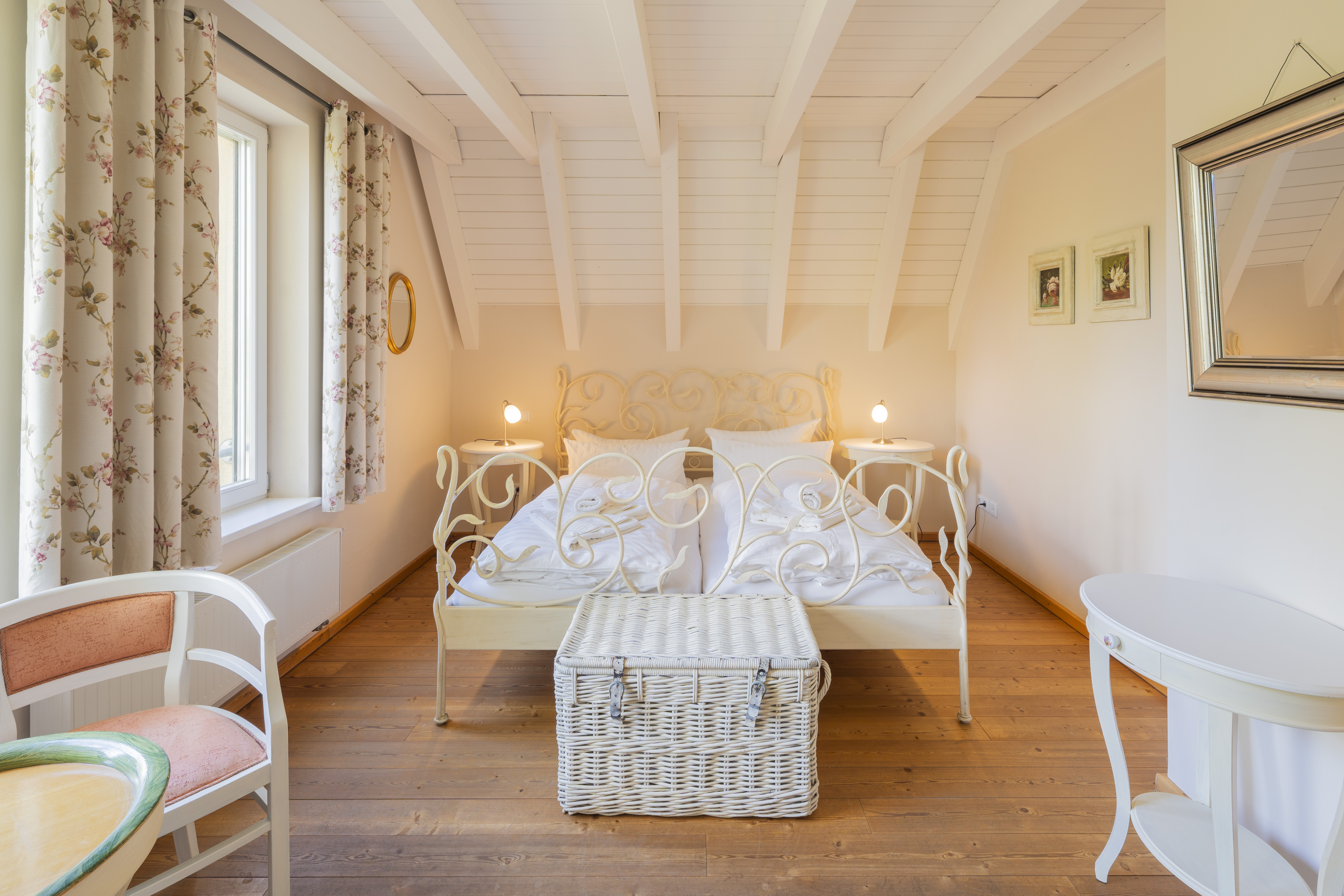 Rollstuhl-Urlaub: Schlafzimmer im Obergeschoss - Reetdachhaus mit Schwimmteich in Krienke