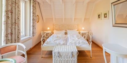 Rollstuhlgerechte Unterkunft - Unterkunftsart: Ferienhaus - Schlafzimmer im Obergeschoss - Reetdachhaus mit Schwimmteich in Krienke