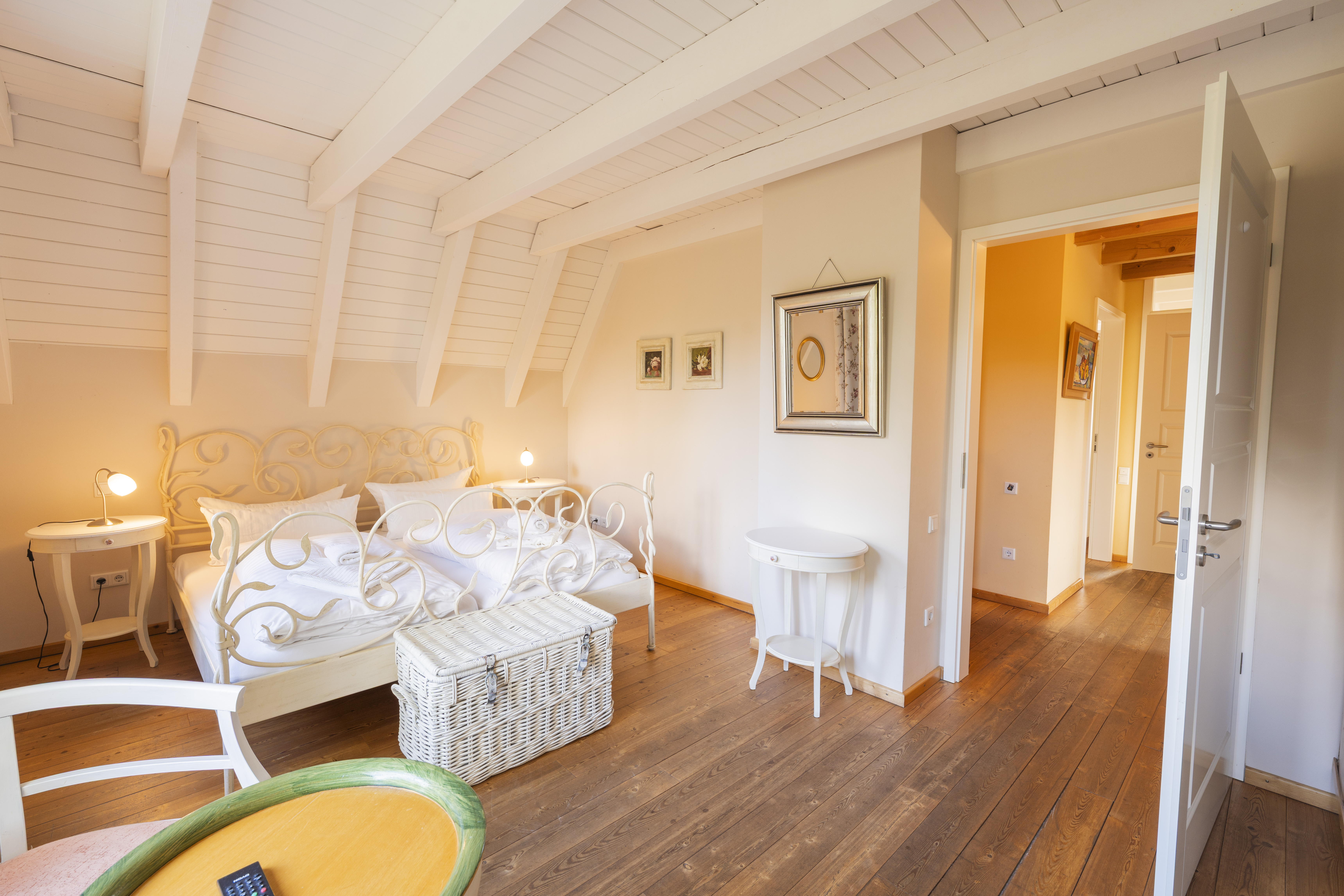 Rollstuhl-Urlaub: Schlafzimmer im Obergeschoss - Reetdachhaus mit Schwimmteich in Krienke