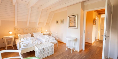 Rollstuhlgerechte Unterkunft - Unterkunftsart: Ferienhaus - Schlafzimmer im Obergeschoss - Reetdachhaus mit Schwimmteich in Krienke
